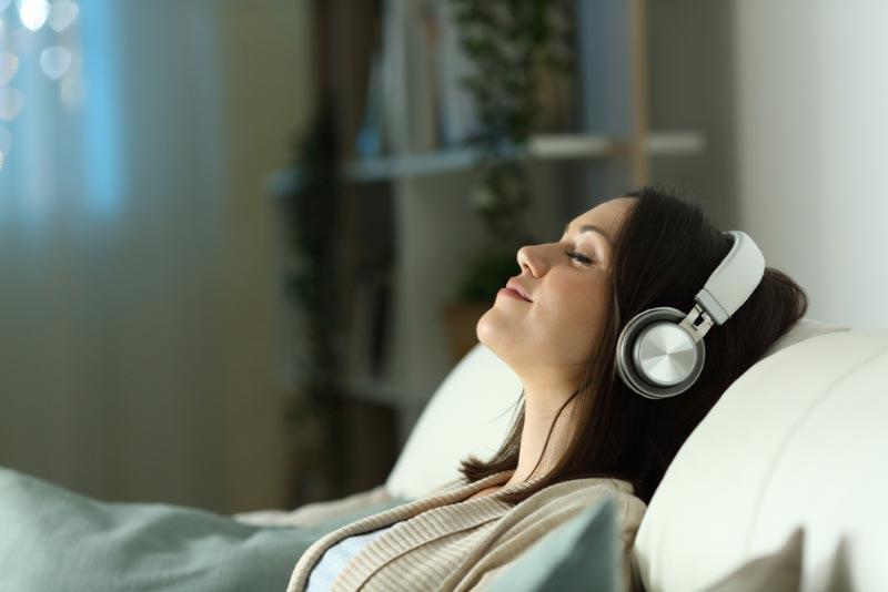 Minh họa các loại âm thanh như tiếng ồn trắng, tiếng mưa, nhạc cổ điển giúp bé dễ dàng đi vào giấc ngủ sâu